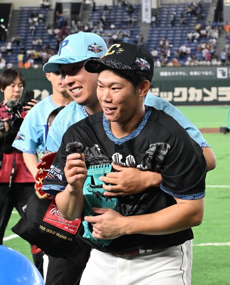 試合前にじゃれあう藤平（左）と坂倉（撮影・堀内翔）