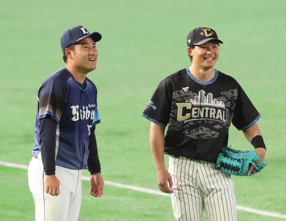 岩城（左）と談笑する森下（撮影・山口登）