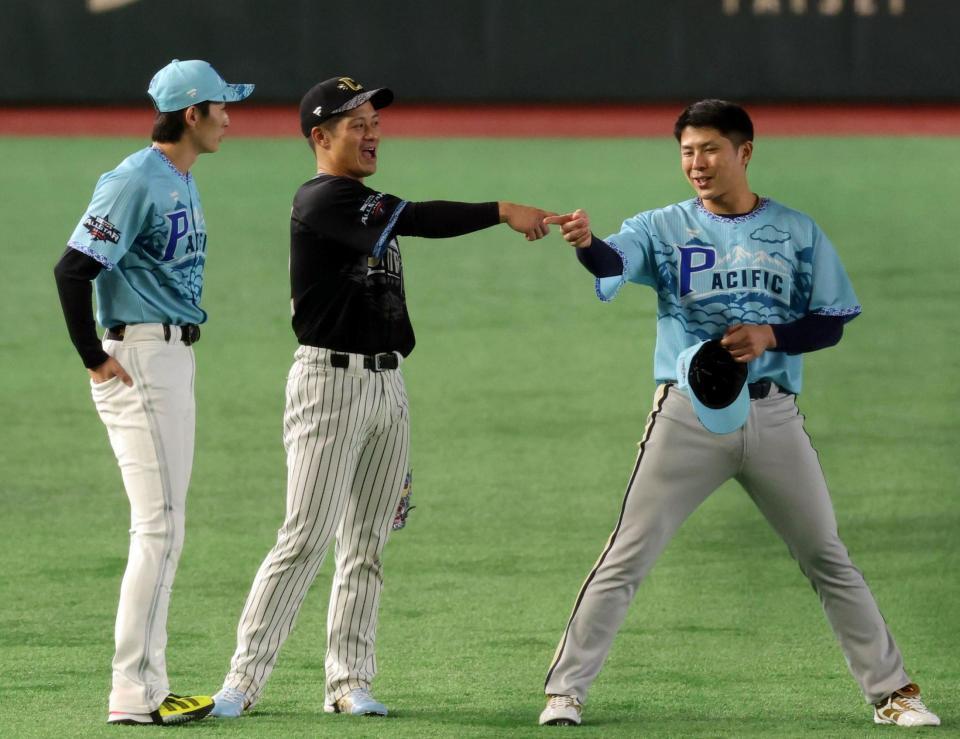 試合前、談笑する（左から）周東、坂本、若月（撮影・山口登）