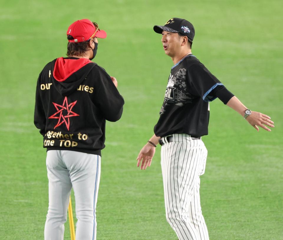 新庄監督（左）と話す藤川監督（撮影・西岡正）