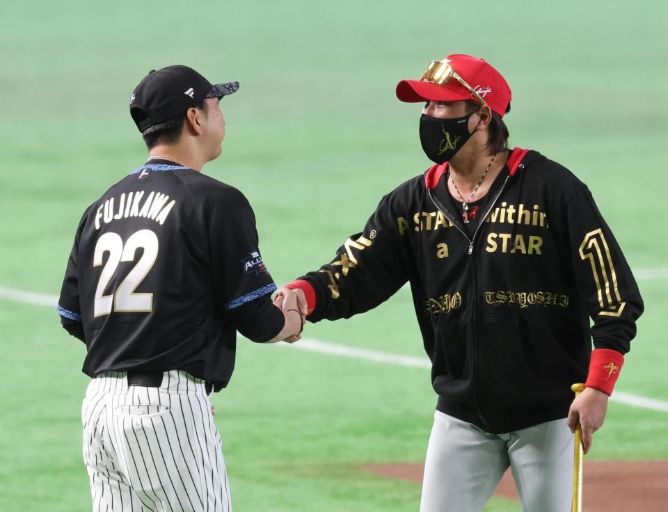 藤川監督（左）と握手する新庄監督（撮影・山口登）