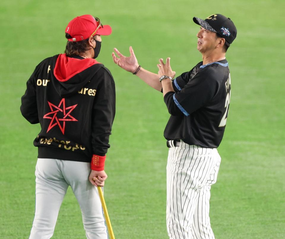 試合前、新庄監督（左）と話す藤川監督（撮影・西岡正）