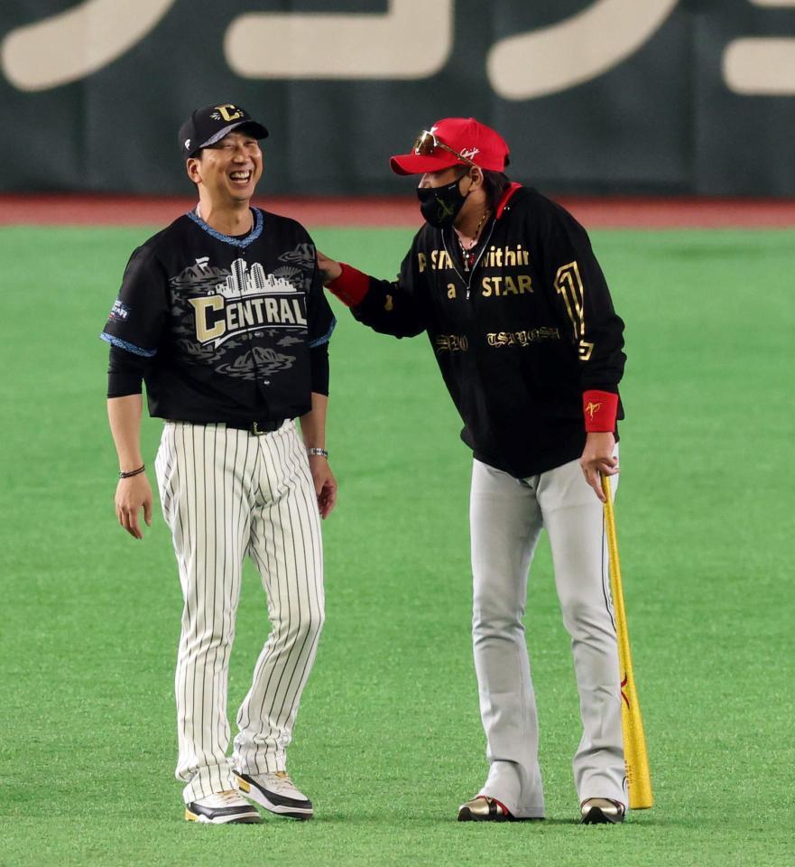 藤川監督（左）と談笑する新庄監督（撮影・山口登）