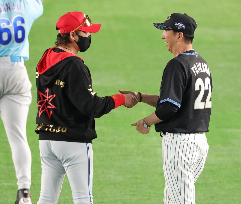 試合前、新庄監督（左）と話す藤川監督（撮影・西岡正）