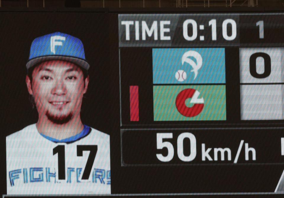 １回、伊藤は佐藤輝に５０キロのスローボールを投じる（撮影・山口登）