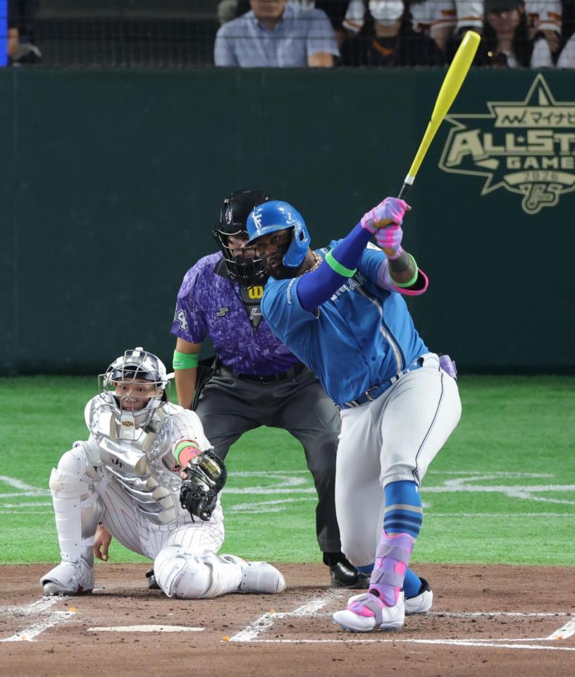 ３回、右前適時打をレイエス（撮影・西岡正）