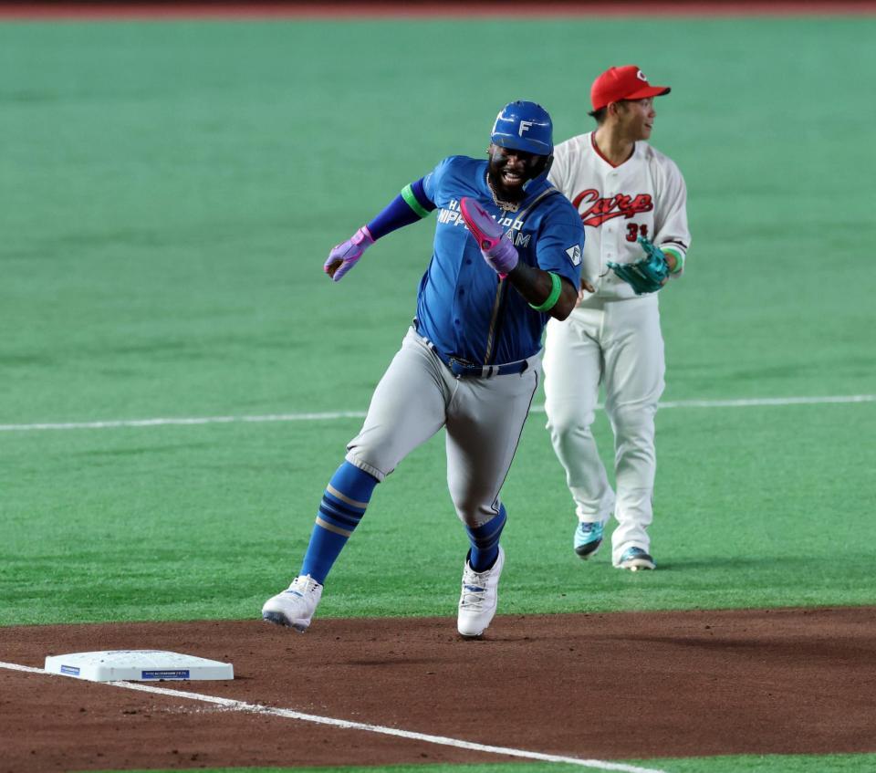３回、レイエスは栗原の右翼線二塁打で激走し本塁を狙うもタッチタッチアウトになる（撮影・山口登）