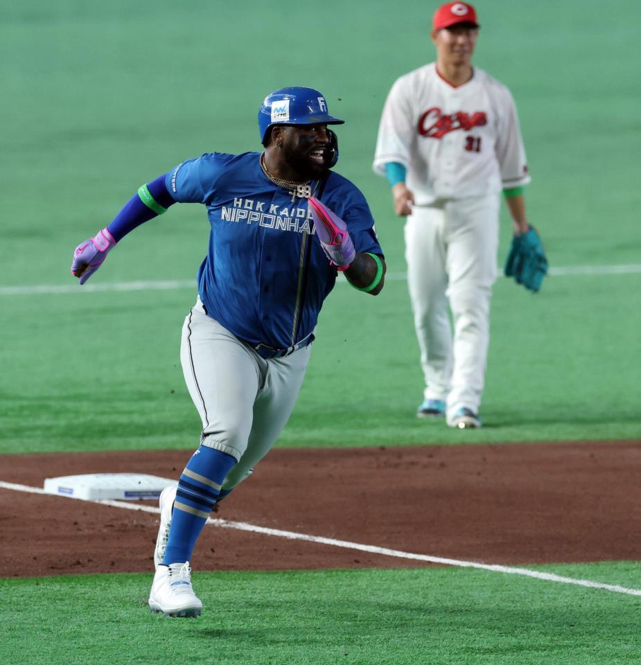 ３回、レイエスは栗原の右翼線二塁打で激走し本塁を狙うもタッチタッチアウトになる（撮影・山口登）