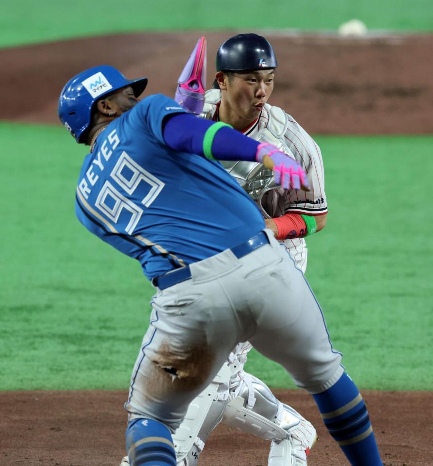 ３回、レイエスは栗原の右翼線二塁打で激走し本塁を狙うもタッチアウトになる（撮影・山口登）