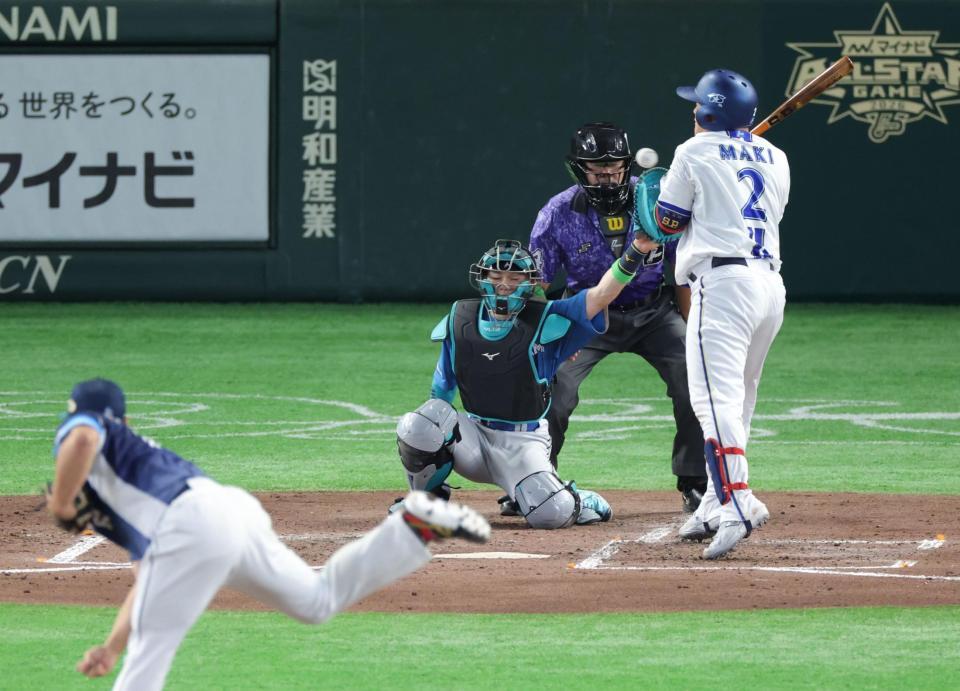 三回、死球を受ける牧（撮影・西岡正）
