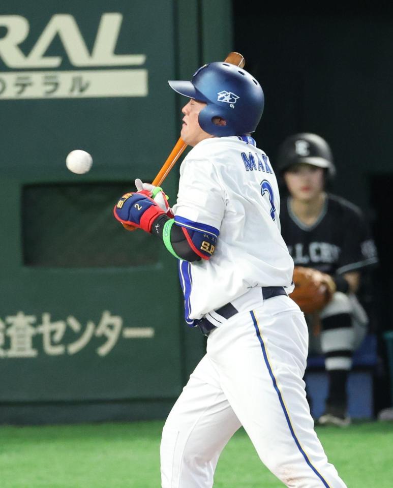 ３回、四球を受ける牧（撮影・金田祐二）