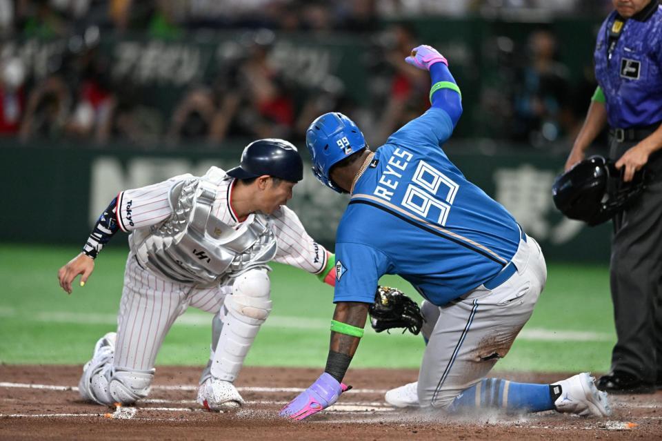 ３回、本塁でタッチアウトになるレイエス（撮影・堀内翔）
