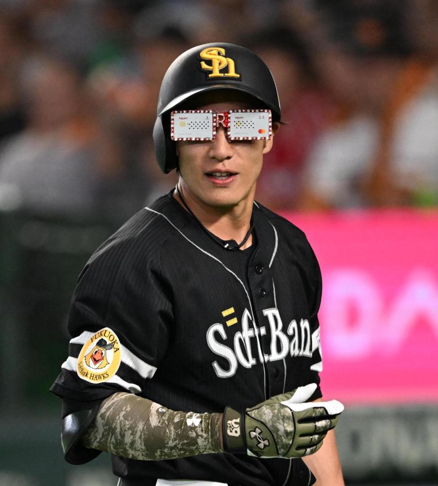 ７回、辰己から受け取った楽天カードのメガネをかける柳田（撮影・堀内翔）