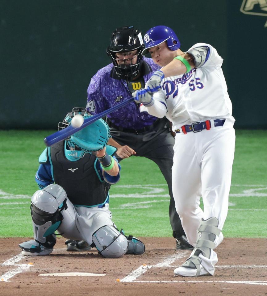 ２回、左中間にソロを放つ細川（撮影・西岡正）