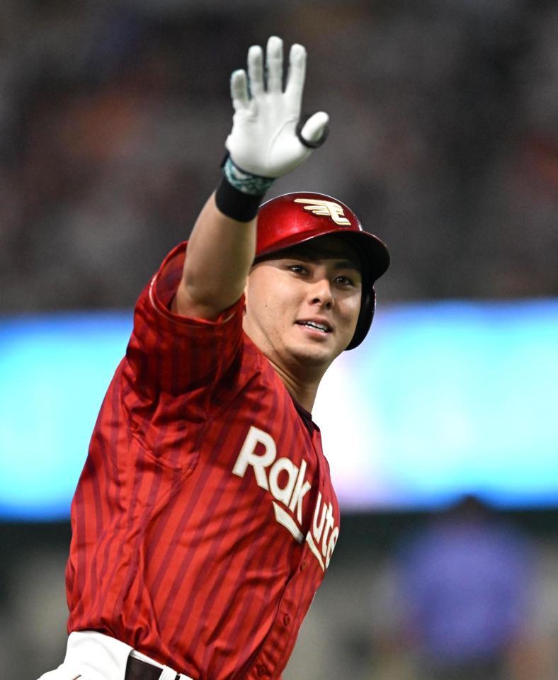 ８回、ソロを放ち三塁を回る村林（撮影・堀内翔）