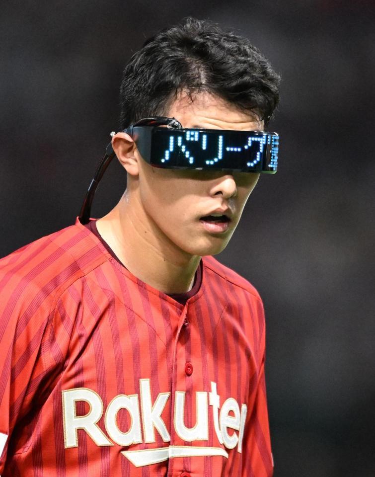 試合後、電光掲示板サングラスをかける辰己（撮影・堀内翔）