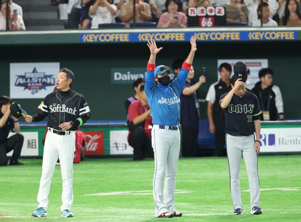 声援に応える小久保監督、新庄監督コーチ、岸田コーチ（撮影・金田祐二）