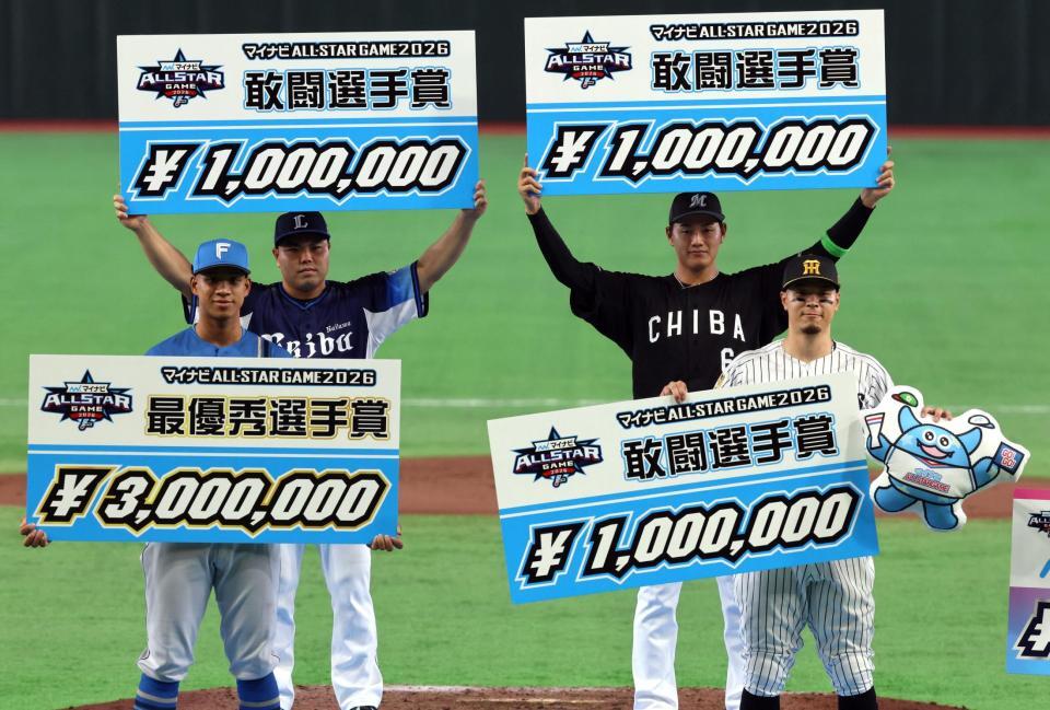 最終選手賞に輝いた万波（前列左）敢闘選手賞に輝いた佐藤輝（前列右）、敢闘選手賞に輝いた平良（後列左）、敢闘選手賞に輝いた西川（後列右）＝撮影・山口登