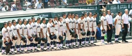 決勝で敗れ、肩を落とす広島商ナイン（撮影・北村雅宏）