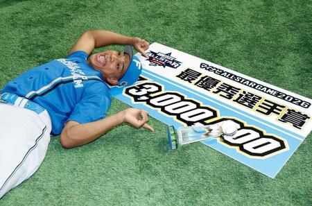 　最優秀選手賞を受賞し、記念写真に納まる万波　（切り込み写真）７回、適時三塁打を放つ