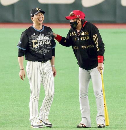 　試合前に談笑する藤川監督（左）と新庄監督