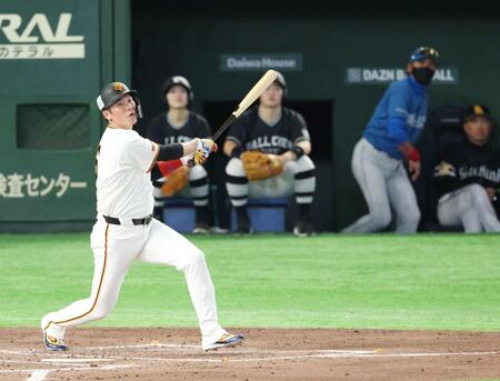 　３回、右飛に倒れる坂本