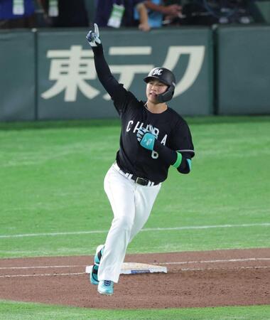 　８回、２ランを放ち手を突き上げる西川史