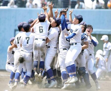 　甲子園出場を決め、マウンドに集まり喜ぶ履正社ナイン（撮影・坂部計介）