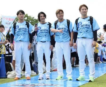 ヒーローズウォークに登場した（左から）西川、小川、鈴木、横山（撮影・伊藤笙子）