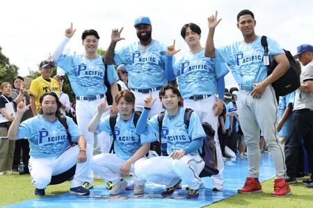 ヒーローズウォークに登場した（前列左から）伊藤、水野、田宮、（後列同）清宮幸、レイエス、北山、万波（撮影・伊藤笙子）