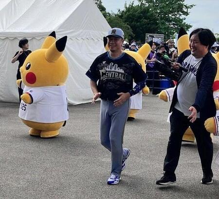 阪神のユニホームで球場入りする大野（中央）