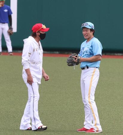 新庄監督（左）は柳田と話し込む（撮影・山口登）