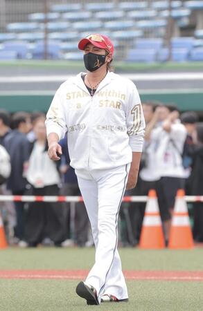 グラウンドに姿を見せる新庄監督（撮影・西田忠信）