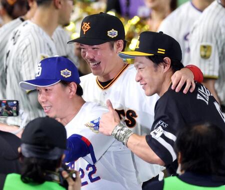 試合後、笑顔で写真に納まる（左から）大野、坂本、柳田＝２８日