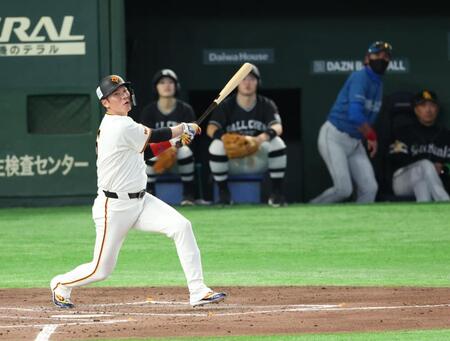 ３回、右飛に倒れる坂本＝２８日