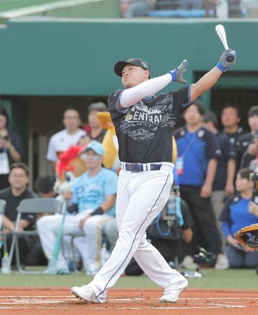 ホームランダービーで快音を響かせる細川（撮影・西田忠信）