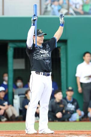 ホームランダービーを制し、両手を掲げる細川（撮影・伊藤笙子）