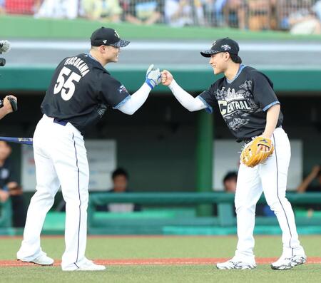 ホームランダービーを制し、打撃投手を務めた村松（右）とグータッチする細川（撮影・伊藤笙子）