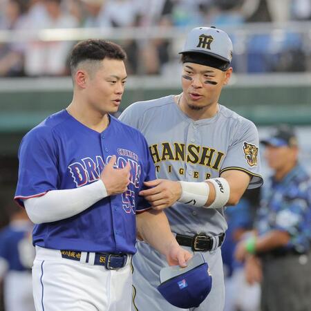 試合前、細川（左）と話をする佐藤輝（撮影・西田忠信）