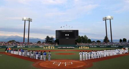 試合前、熊本地震の犠牲者に黙とうを捧げる両軍ナイン（撮影・山口登）