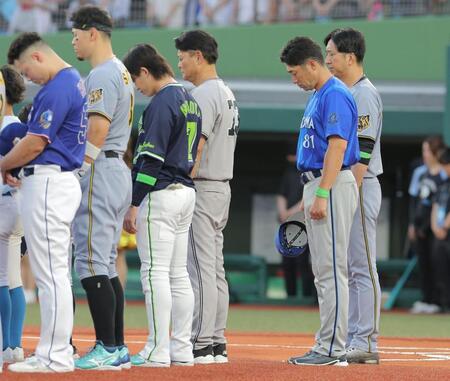 試合前、黙とうをする藤川監督（右）ら（撮影・西田忠信）