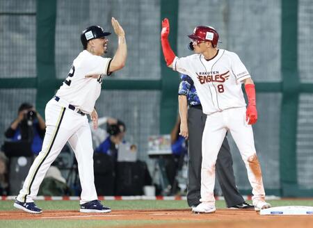 ２回、二盗を決め、さらに悪送球間に三塁へ進み、マチャド（左）とハイタッチする辰己（撮影・伊藤笙子）