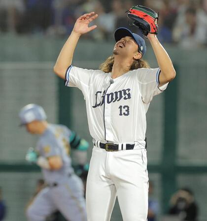 ３回、佐藤輝（奥）にソロを浴びた高橋光（撮影・西田忠信）