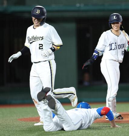 ４回、本盗を決めるも滑り込まなかった若月（左）にずっこける新庄監督（下）＝撮影・伊藤笙子