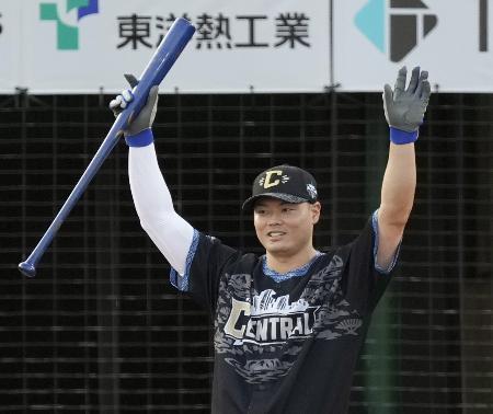 　本塁打競争で優勝した中日・細川＝富山