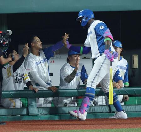 ５回、左越えにソロを放ち、万波とタッチを交わすレイエス（撮影・西岡正）