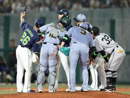４回、マウンドで自撮りする山野（左）らセ・リーグナイン（撮影・伊藤笙子）