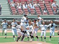 甲子園初出場を決め、歓喜する福山ナイン（撮影・北村雅宏）