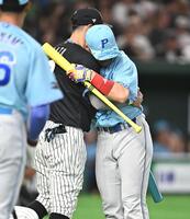 ホームランダービーで対戦した清宮幸（右）と抱き合って健闘をたたえ合う佐藤輝（撮影・開出牧）