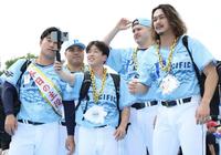 ヒーローズウォークに登場した（左から）岩城、平良、滝沢、ネビン、高橋光（撮影・伊藤笙子）